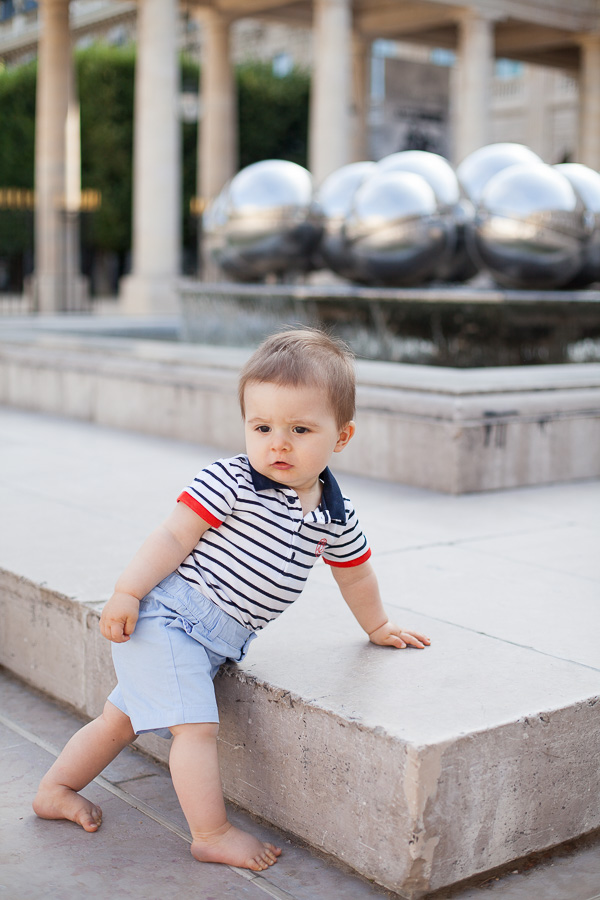Photo d'enfant pieds nus Palais Royal Paris
