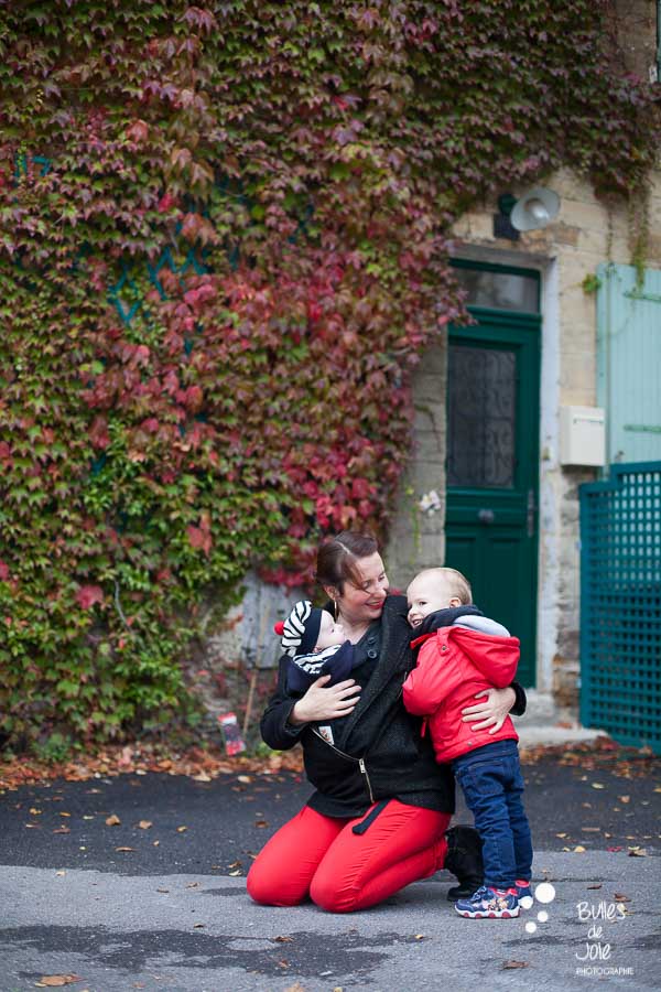 Séance photo famille Automne Yvelines - magnifique photo de famille devant de la vigne vierge