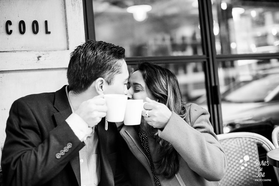 Black and white photo of a romantic kiss in Paris, by Bulles de Joie