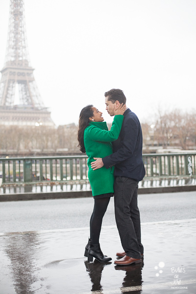 Rainy couple photoshoot in Paris