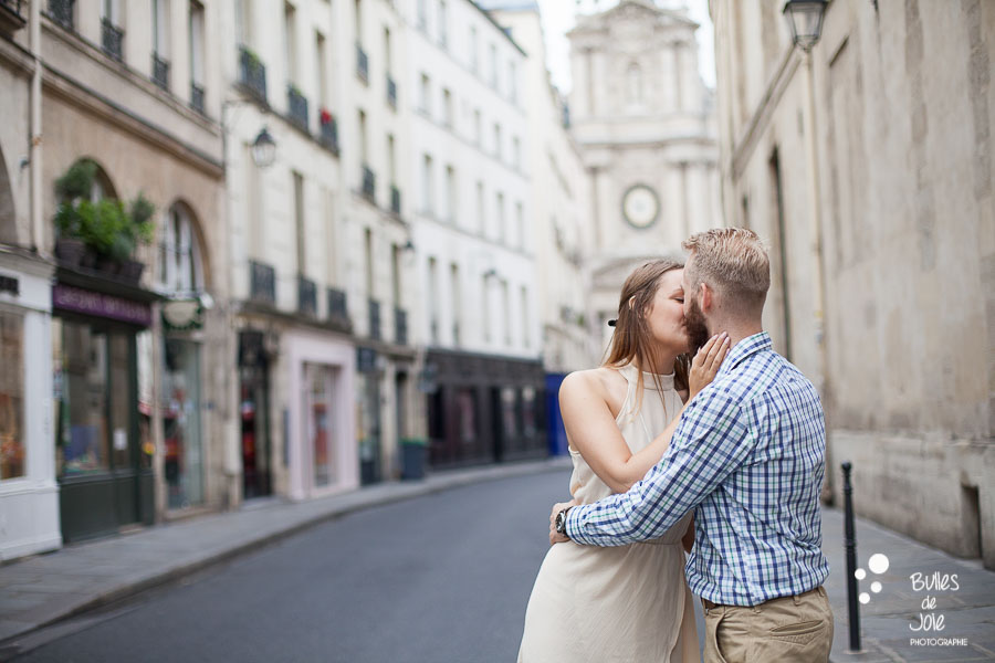 Couple d'amoureux lors d'une séance photo couple à Paris, Le Marais