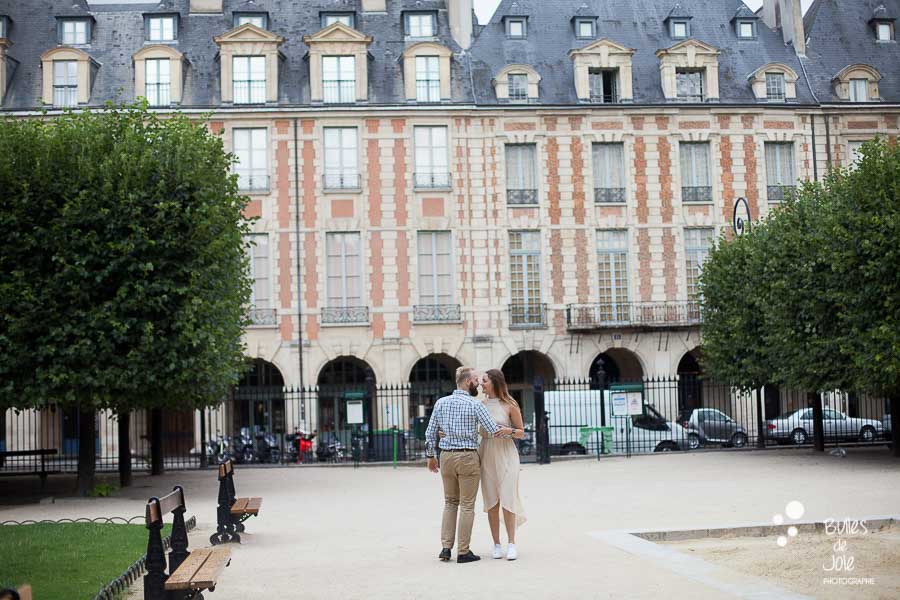 Séance photo de couple Place des Vosges, Le Marais - Paris