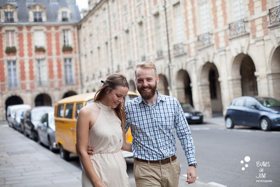 Shooting photo couple dans les rues du Marais à Paris