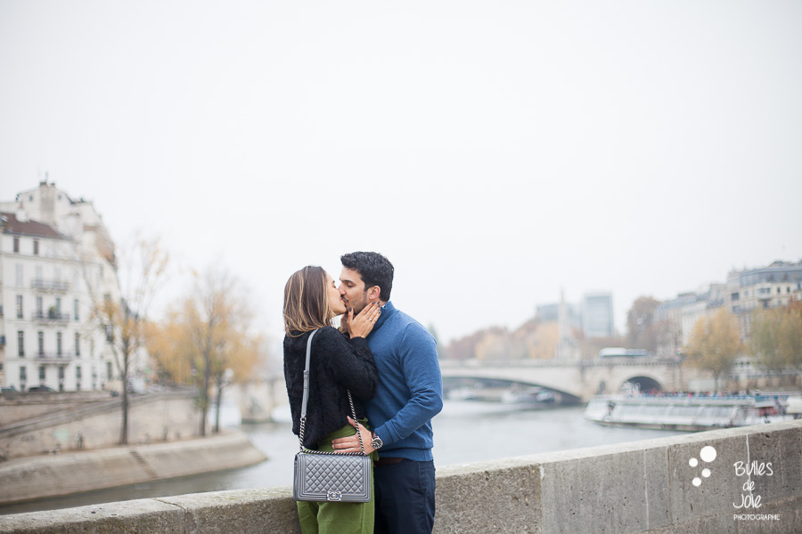 Séance photo couple romantique bords de Seine à Paris - photos pour faire-part mariage