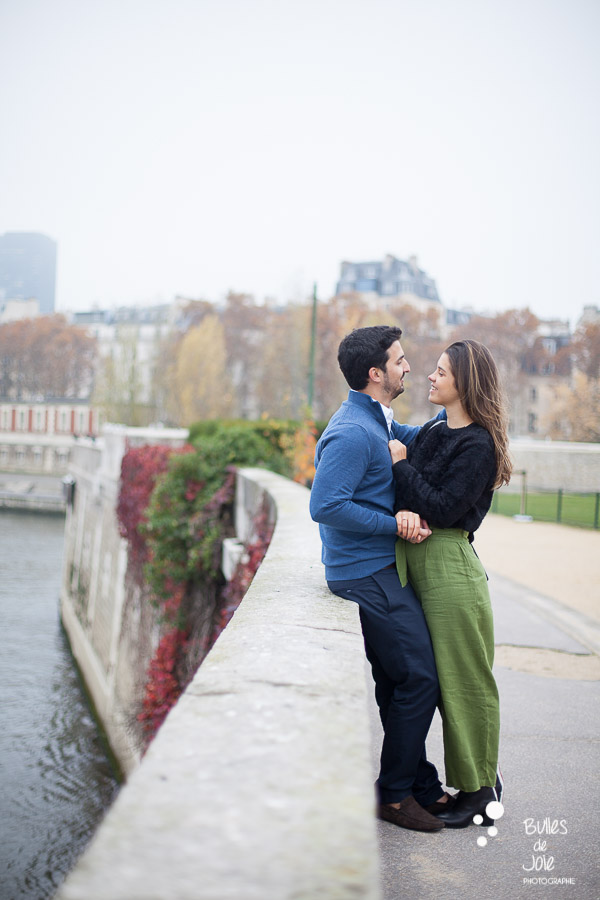 Séance photo pré-mariage dans Paris pour faire-part de mariage