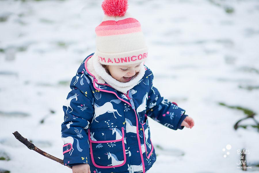 Shooting photo enfant dans la neige
