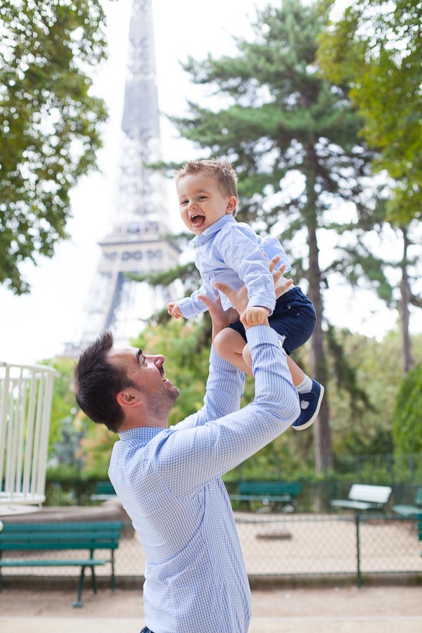 Shooting photo en famille à la Tour Eiffel, Paris