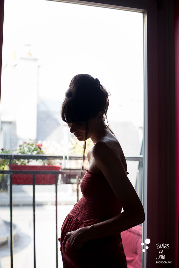 Séance photo grossesse à domicile - photo réalisée en contre-jour