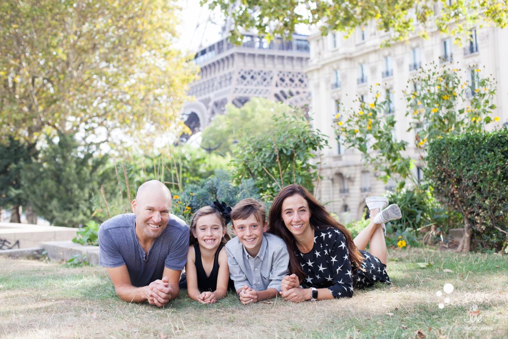 Family pictures in front of the Eiffel Tower, professionnal photoshoot in Paris, France