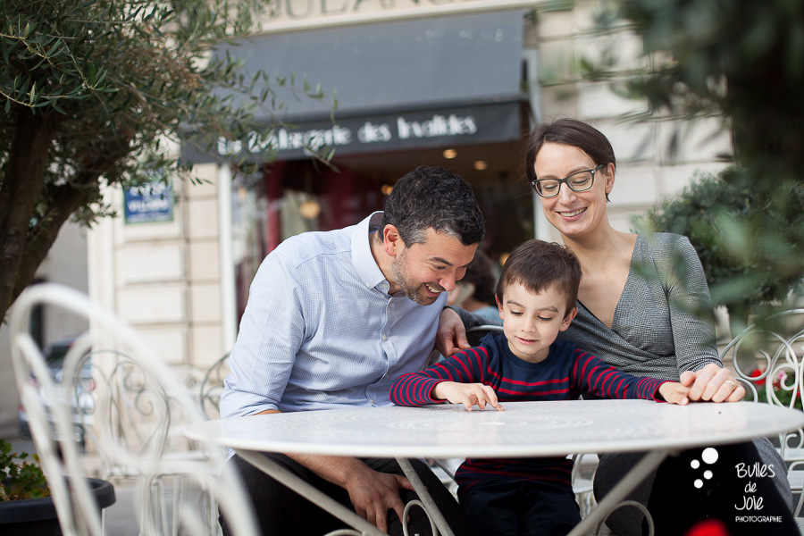 Lifestyle family photoshoot at a cafe in Paris