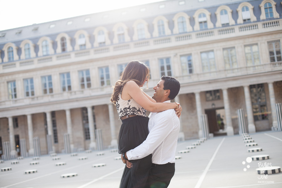 Paris love photoshoot at the Louvre - Bulles de Joie, Paris photographer of Happy people