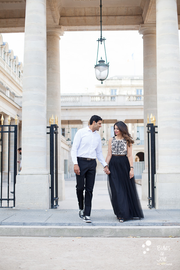 Romantic love photo session at the Louvre, by Bulles de Joie, Paris English-speaking professional photographer
