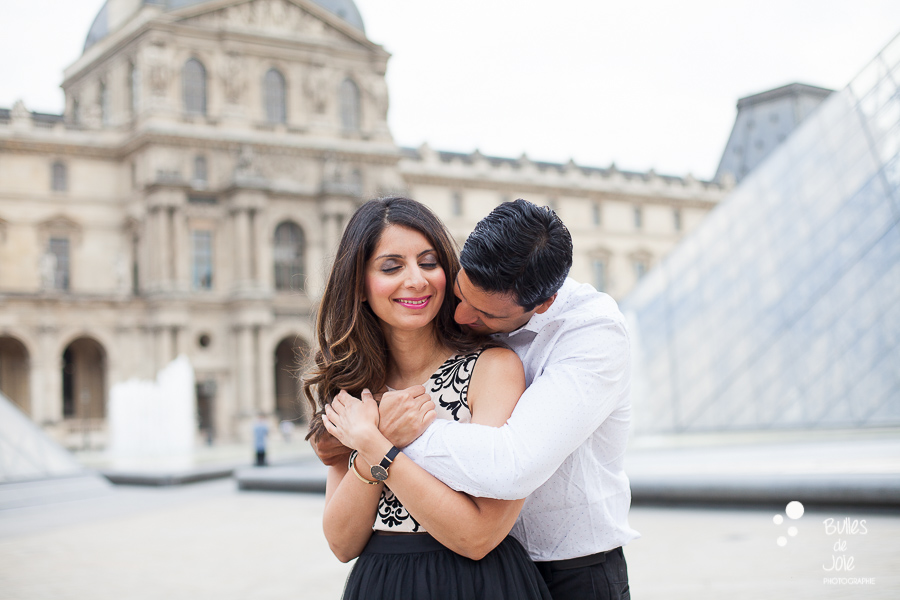 Paris candid love photoshoot - Bulles de Joie, Paris couple photographer (Honeymoon / Wedding anniversary / Engagement)