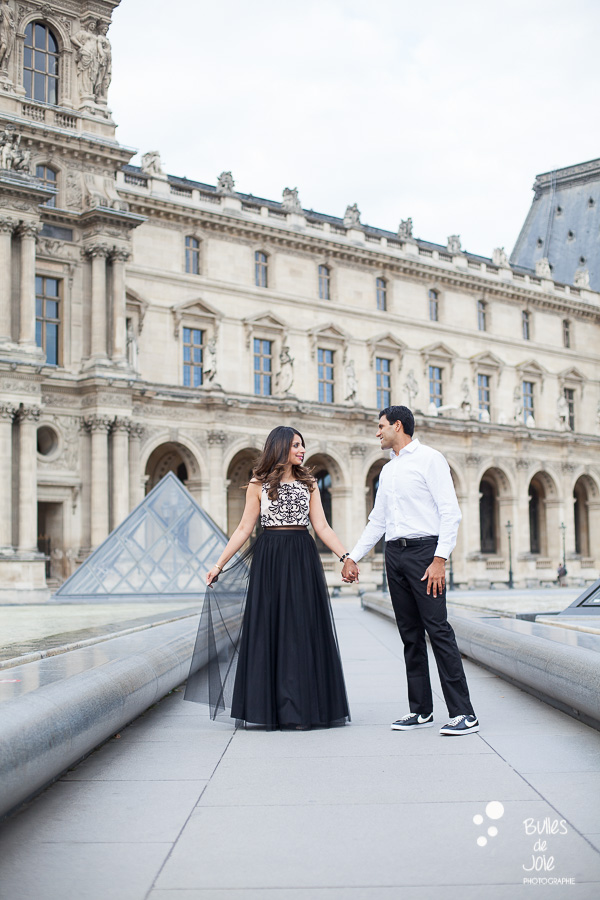 Romantic love photo session at the Louvre