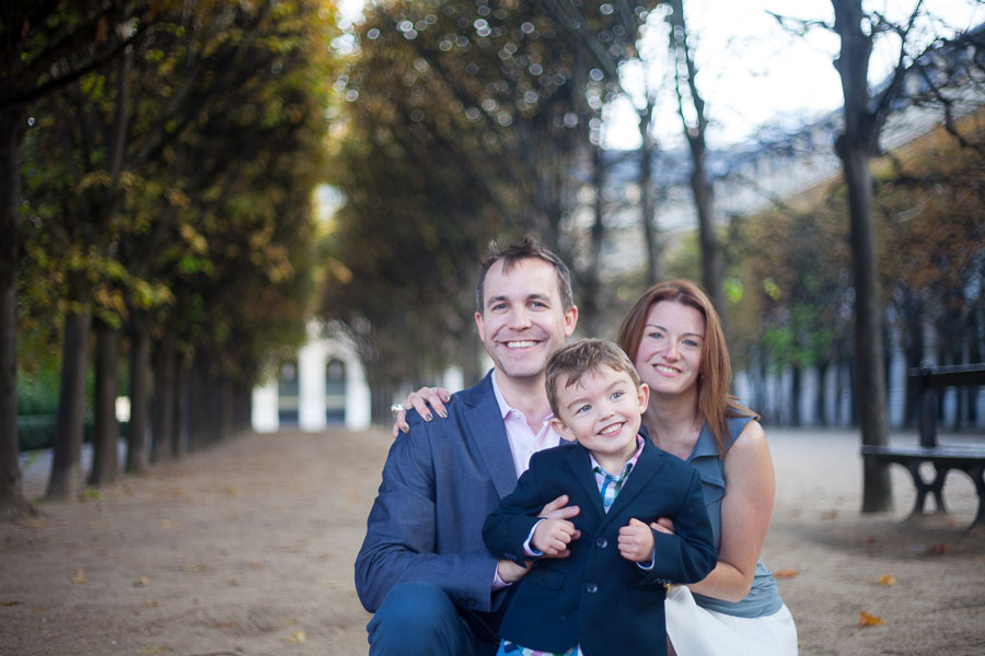 Top 5 gardens for a family photoshoot in Paris. Family portraits in Palais Royal.