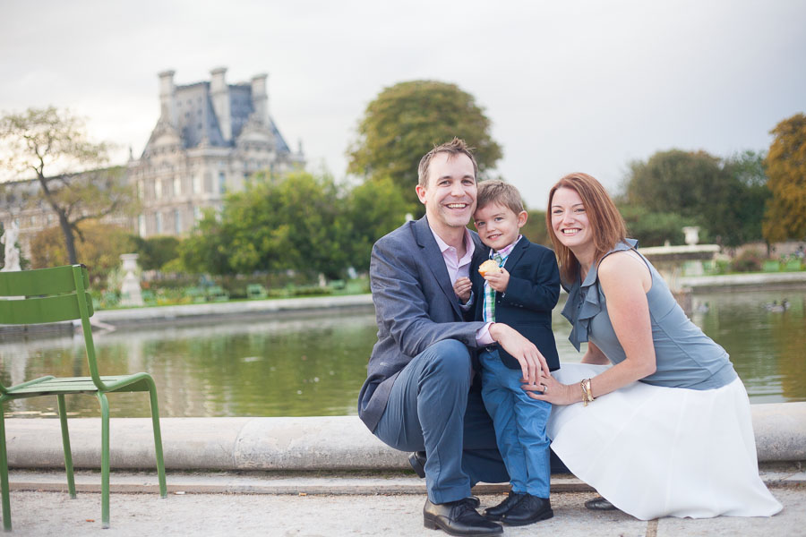 Top 5 gardens for a family photoshoot in Paris. Family portraits in Tuleries Gardens.