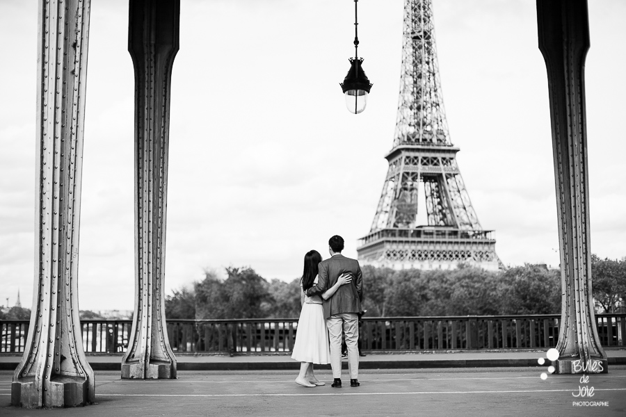 Paris love photo session - by Bulles de Joie, Paris couple photographer