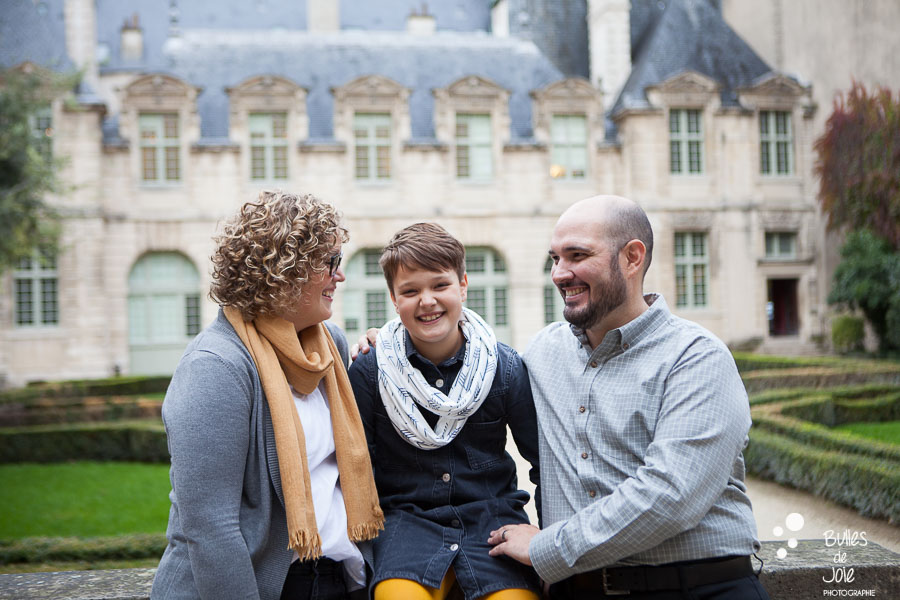 Joyful family photoshoot in Paris in the Maris