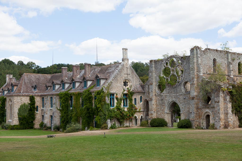 Idée de lieu pour une séance photo famille en extérieur : l'abbaye des Vaux de Cernay dans les Yvelines