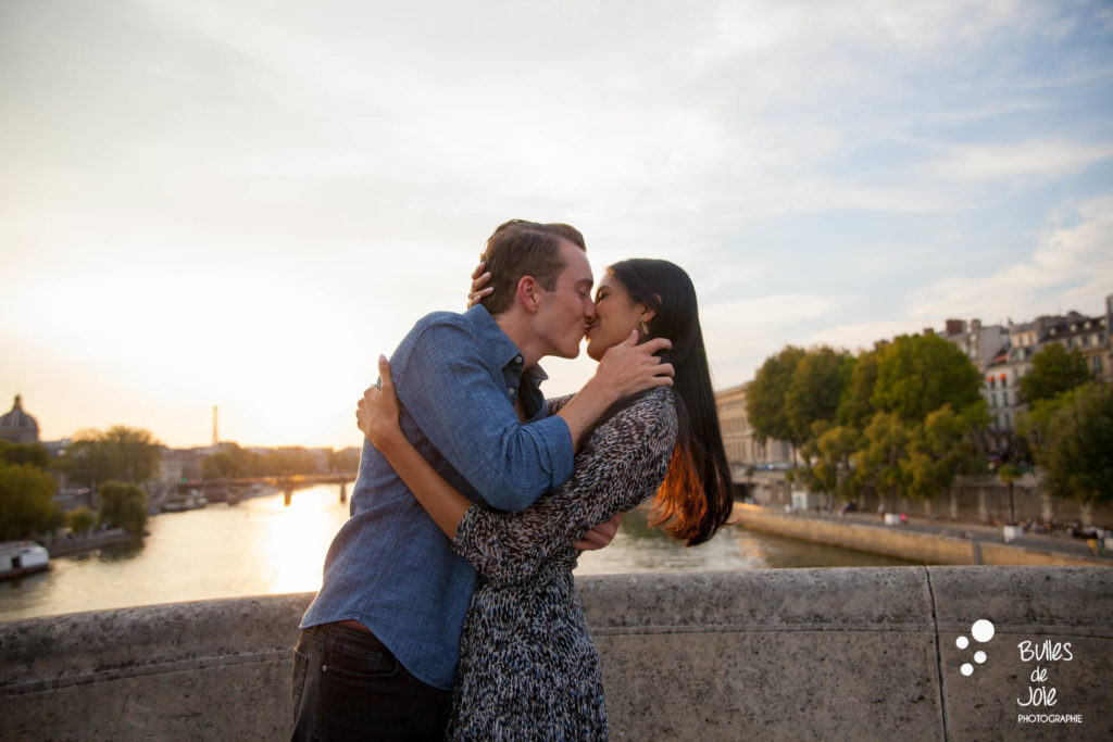 Kiss in Paris by Bulles de Joie, photographer of lovers