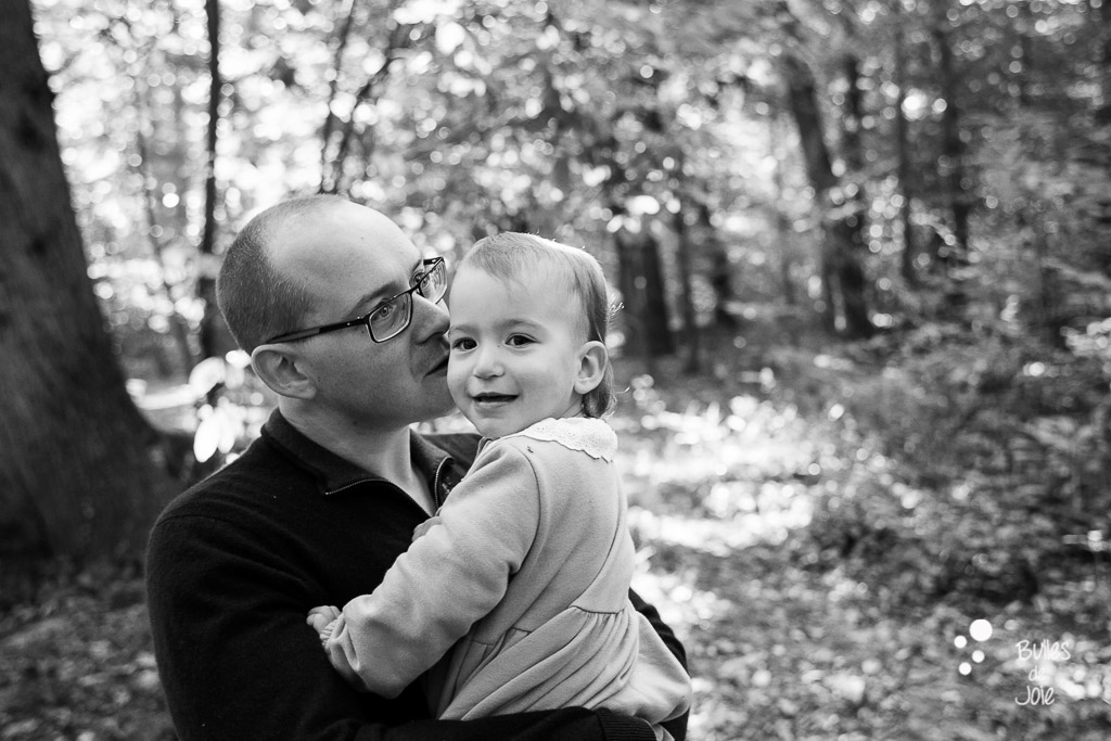Photo sur le vif d'un bébé et son papa lors d'une séance photo famille, photographe Yvelines