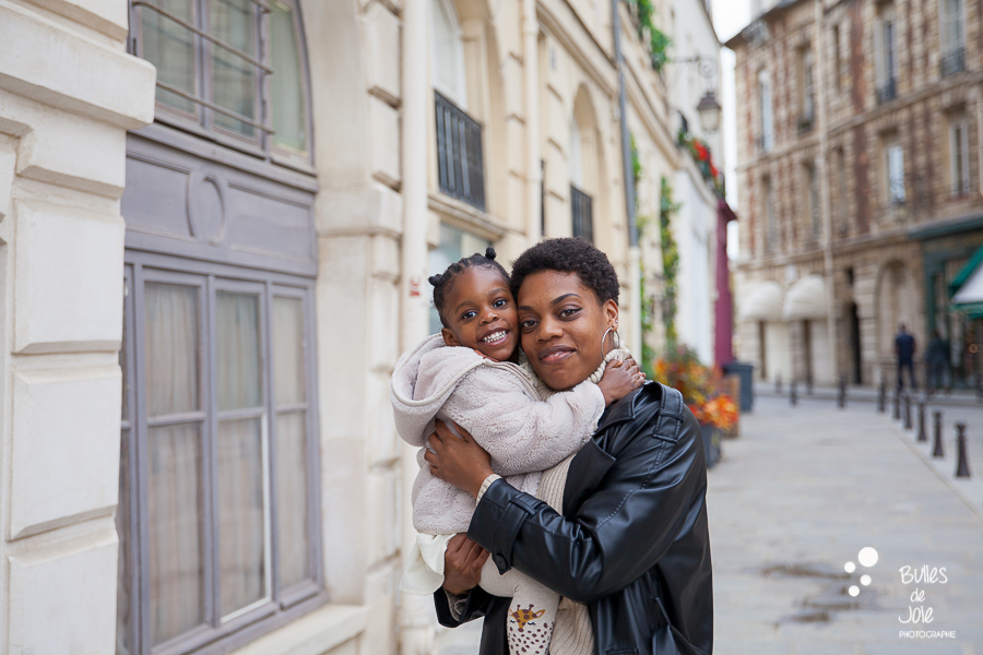 Family photoshoot in Paris - mother and daughter in place Dauphine