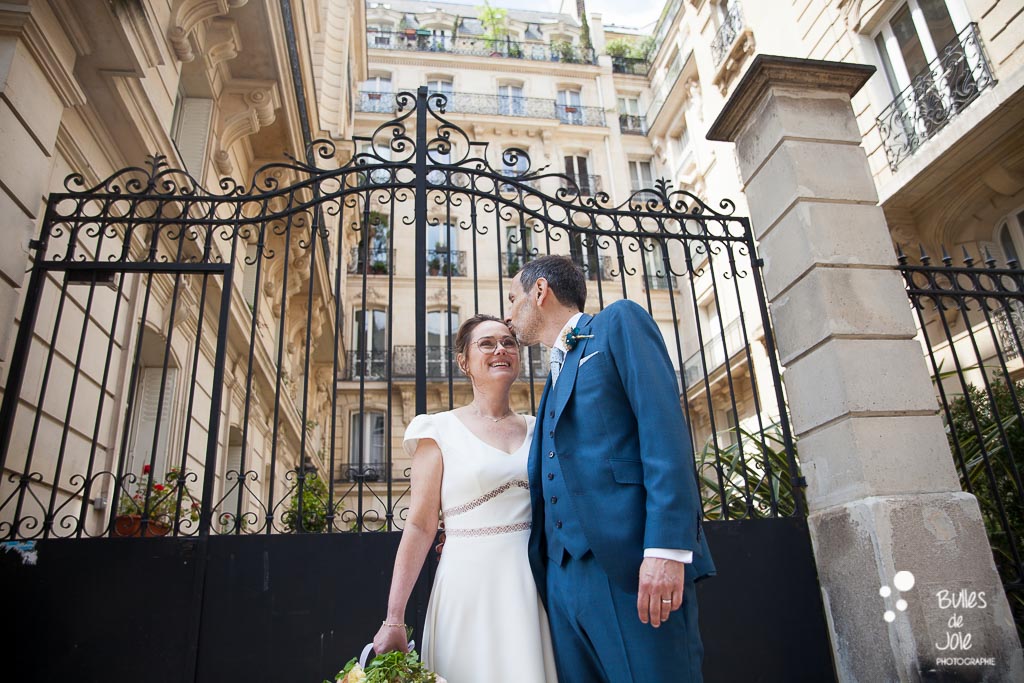 Photos en amoureux en tenues de mariés - photographe mariage civil Paris