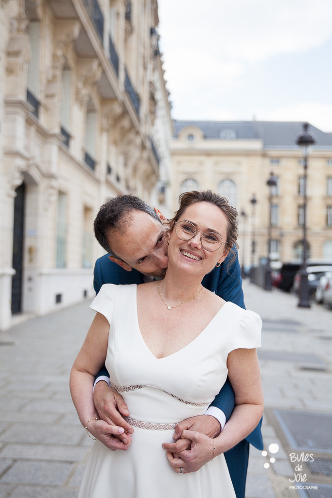 Couple d'amoureux en tenues de mariés - mariage civil Paris 5e