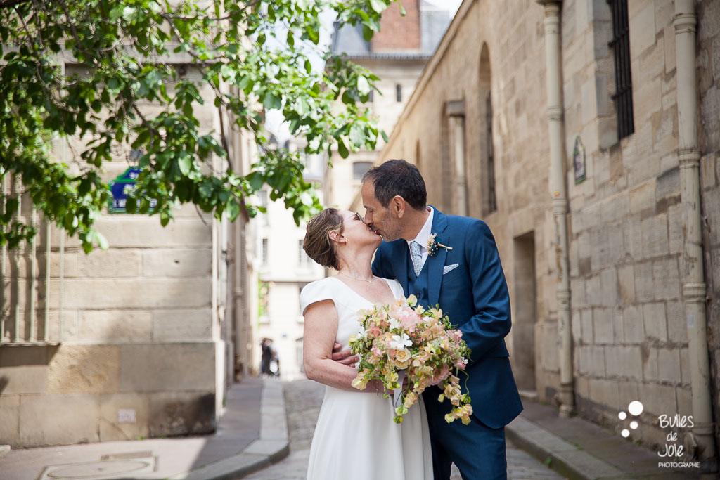 Photos de couple Paris en tenues de mariés
