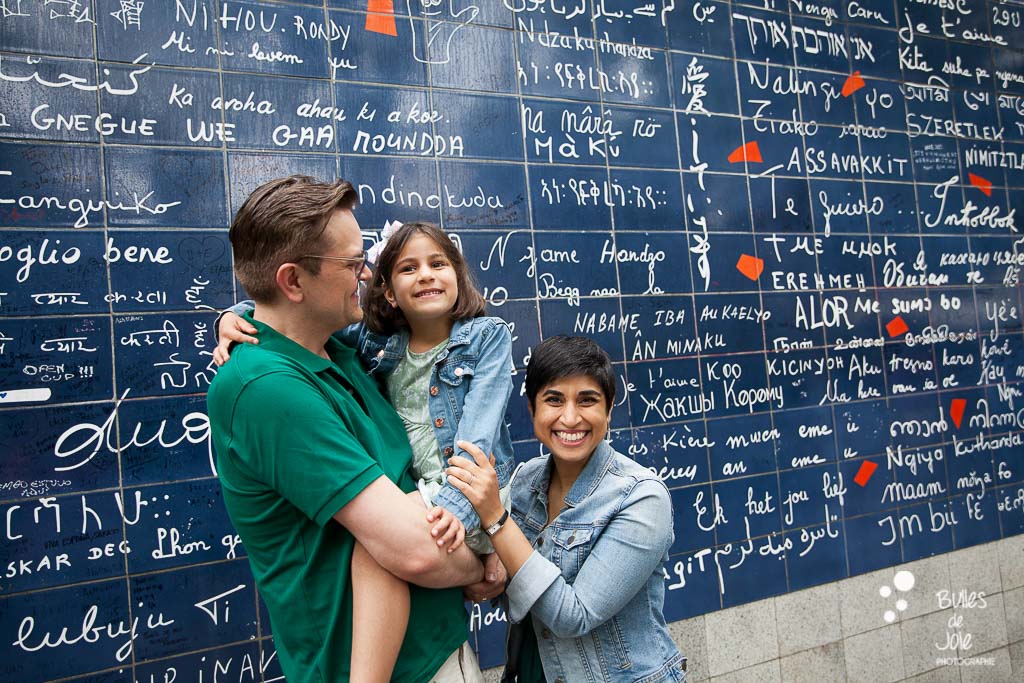 Family photoshoot in Montmartre, English-spoken photographer in Paris