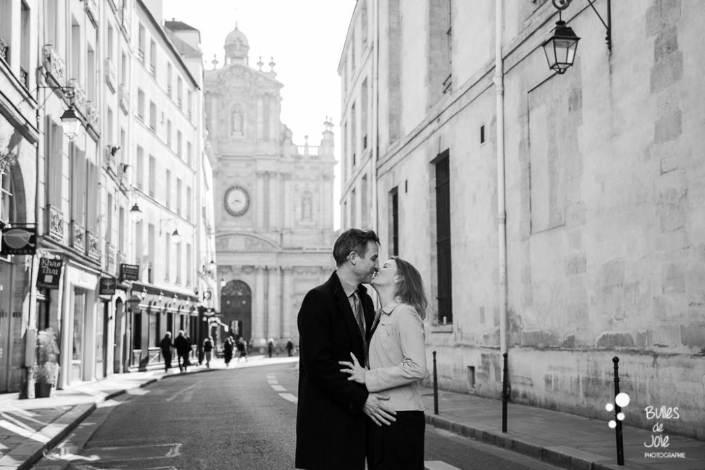 Romantic couple session in the heart of Paris, by Bulles de Joie - engagement photographer in Paris