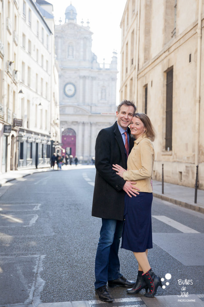 Couple shot in a parisian street - by Bulles de Joie, couple & family photographer in Paris