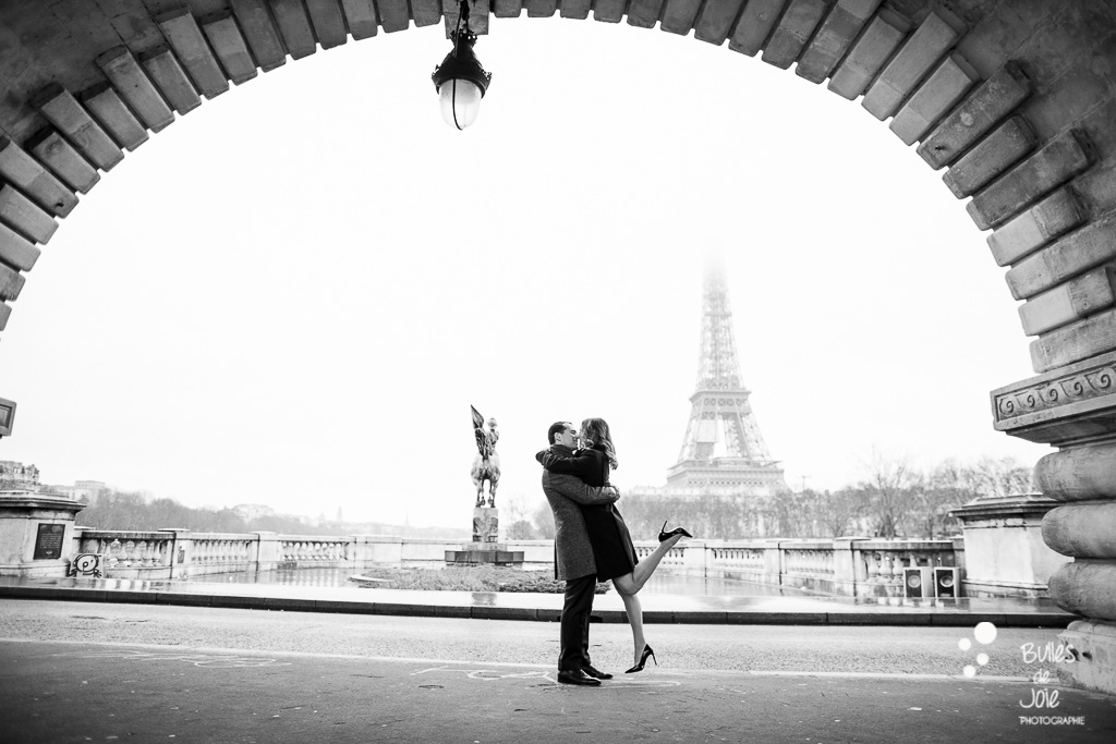 Photographe couple Paris à la Tour Eiffel