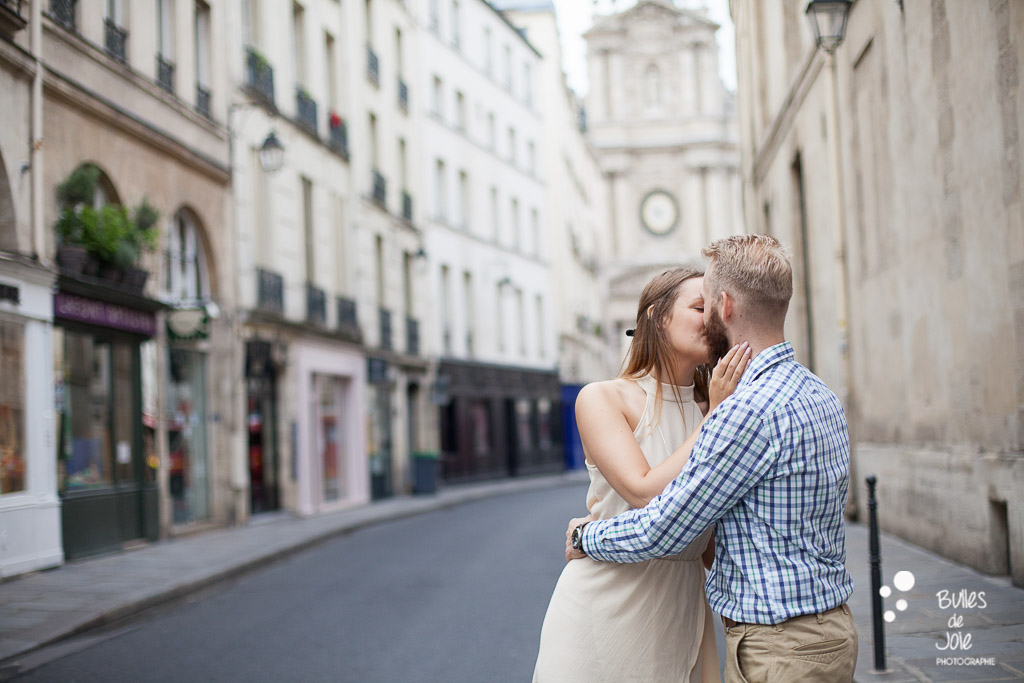 Séance photo couple romantique en plein coeur de Paris