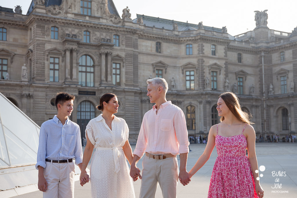 Beautiful family portrait in Paris, by Bulles de Joie