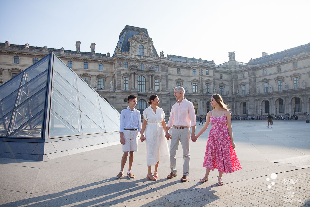 Family photoshoot at the Louvre, Paris